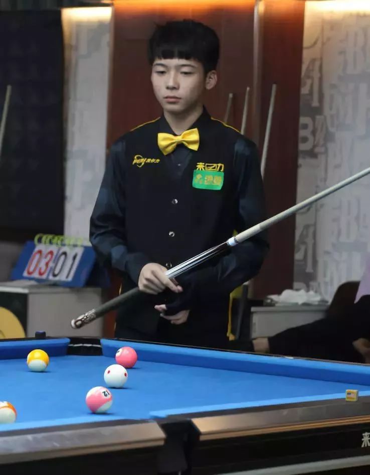 它拉近了球 它拉近了球